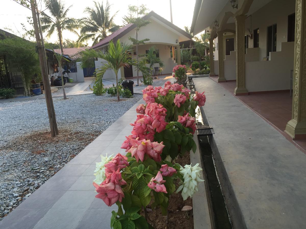 Dhania Cenang Beach Motel Pantai Cenang  Exterior photo